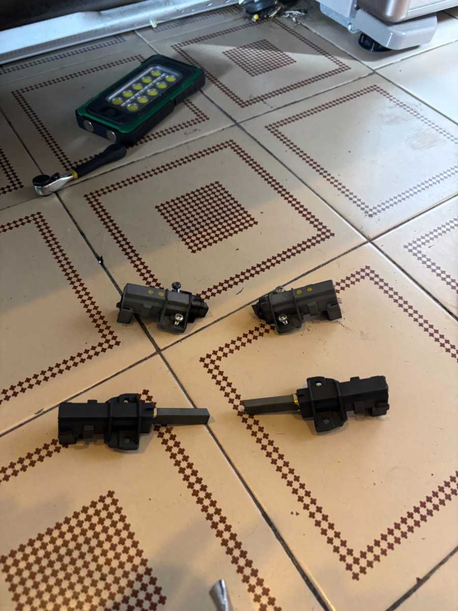 即將搬家遇E08停擺，這部Candy GVW系列洗衣機碳刷更換實錄 🤔