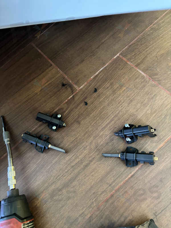 這部惠而浦AWI系列洗衣機E08故障碼，竟是摩打碳刷作怪？🔍