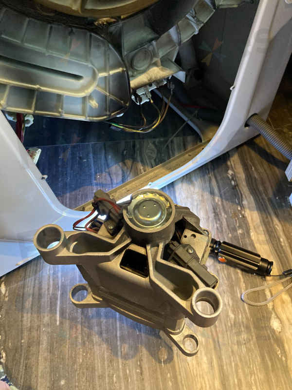 這部Bauknecht BBKR系列洗衣乾衣機突然停機並出E09,師傅檢查後發現多重問題 🧐