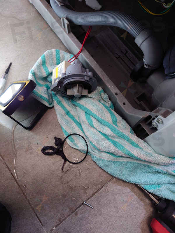 當客人見到E10和E20並發，這部Zanussi ZWQ系列洗衣機的縝密排查紀實 🤔