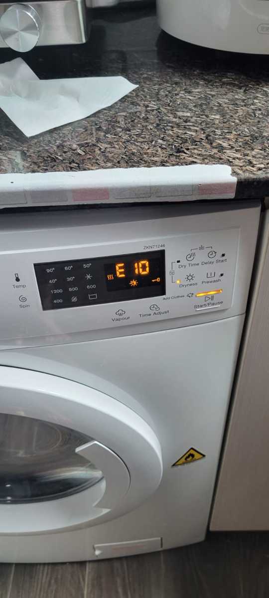 這部Zanussi ZKN系列洗衣乾衣機先後出現E10及E just0故障碼?師傅揭示入水掣烘乾部位的關鍵問題 🔍