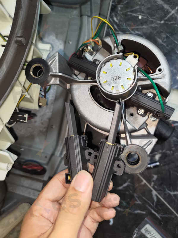 用了六年的GAGGENAU WD系列洗衣機滾筒突然不轉？師傅拆開摩打找到答案 🔍