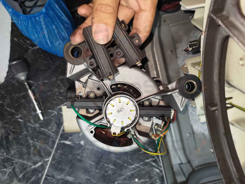 用了六年的GAGGENAU WD系列洗衣機滾筒突然不轉？師傅拆開摩打找到答案 🔍