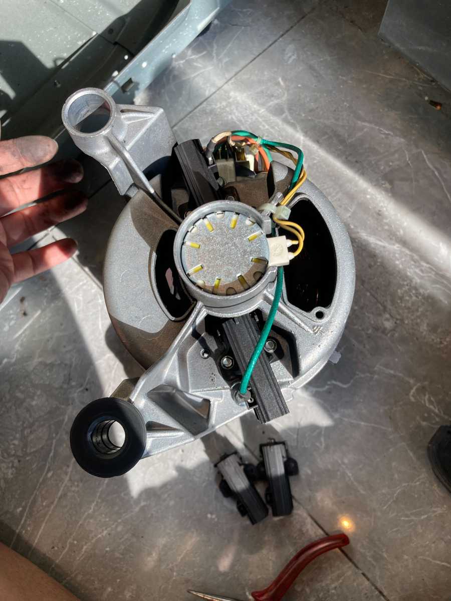 Siemens洗衣機E11故障碼?看看這個摩打碳刷更換案例 🔧