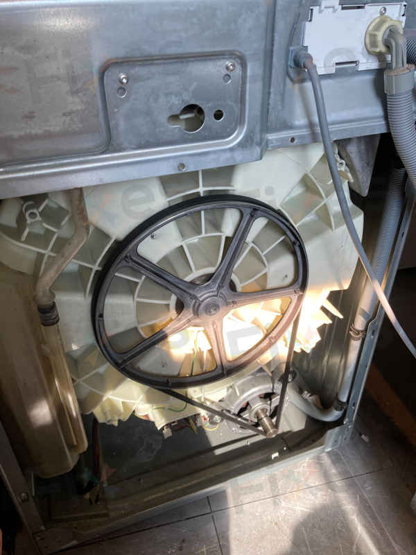 Siemens洗衣機E11故障碼?看看這個摩打碳刷更換案例 🔧
