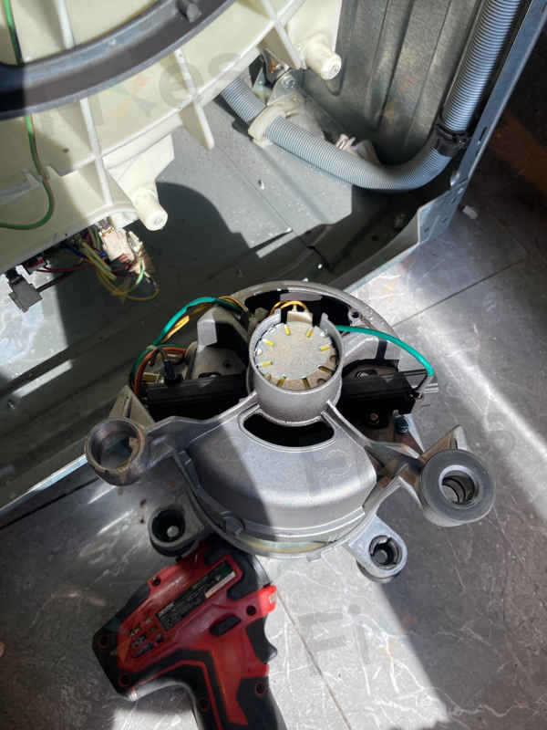 Siemens洗衣機E11故障碼?看看這個摩打碳刷更換案例 🔧