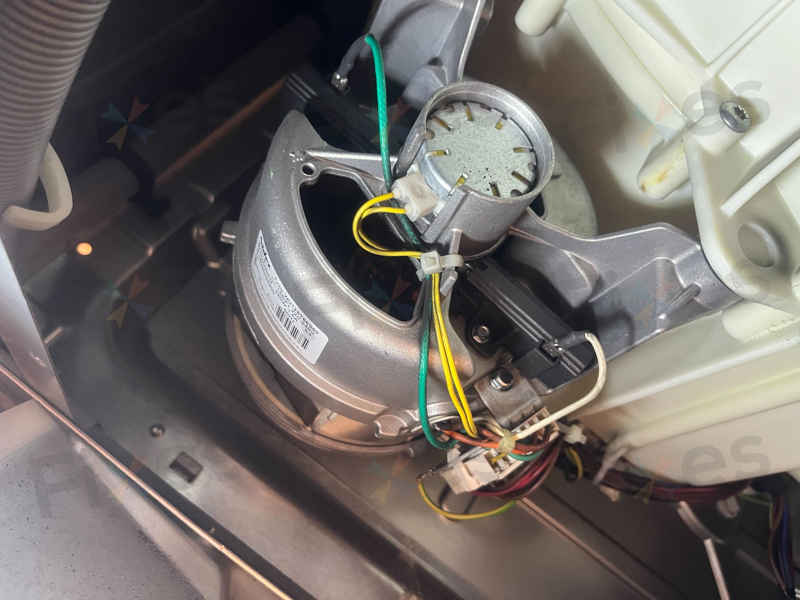 西門子WD14D系列洗衣機突然停機？一個E11故障碼揭示的關鍵問題 💭