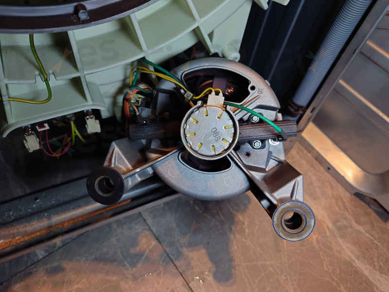 租客初搬即遇這部西門子WM系列洗衣機E11故障，碳刷更換全程實錄 📝