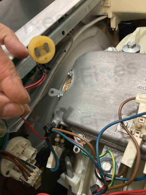 這部惠而浦洗衣機的E11故障,在狹小廚房中獲得解決 🔍