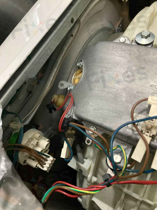 這部惠而浦洗衣機的E11故障,在狹小廚房中獲得解決 🔍