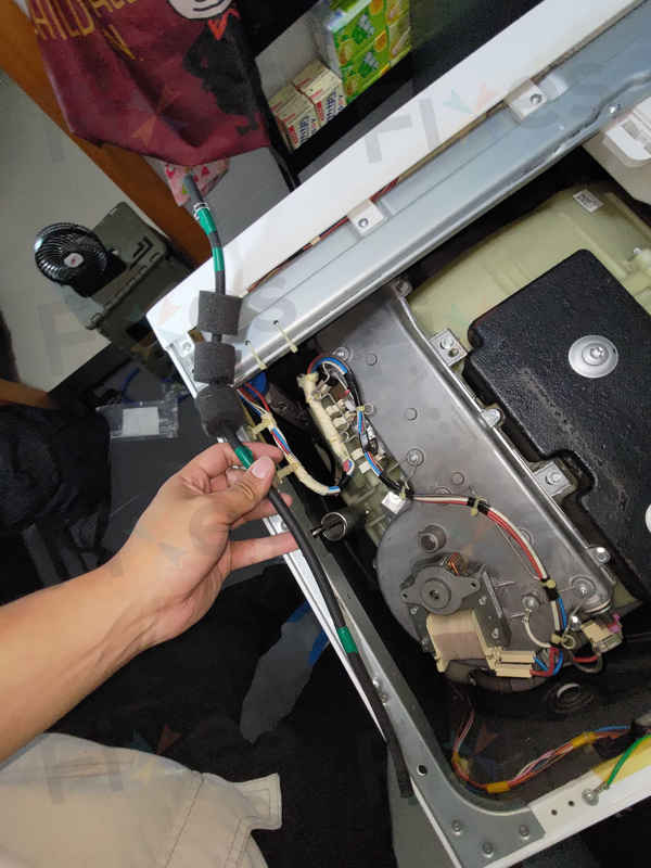 這部惠而浦洗衣機遇到E11，師傅上門發現氣喉一個小洞讓水位判讀錯亂 🧩