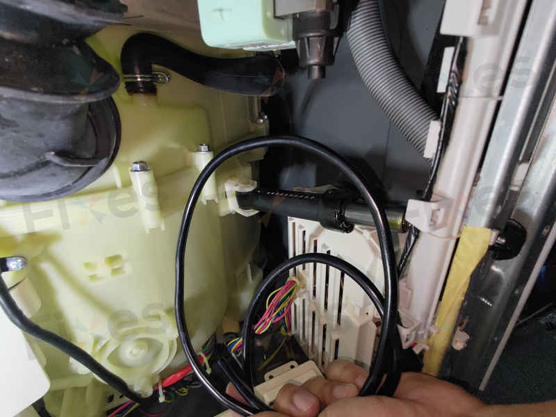 這部惠而浦洗衣機遇到E11，師傅上門發現氣喉一個小洞讓水位判讀錯亂 🧩