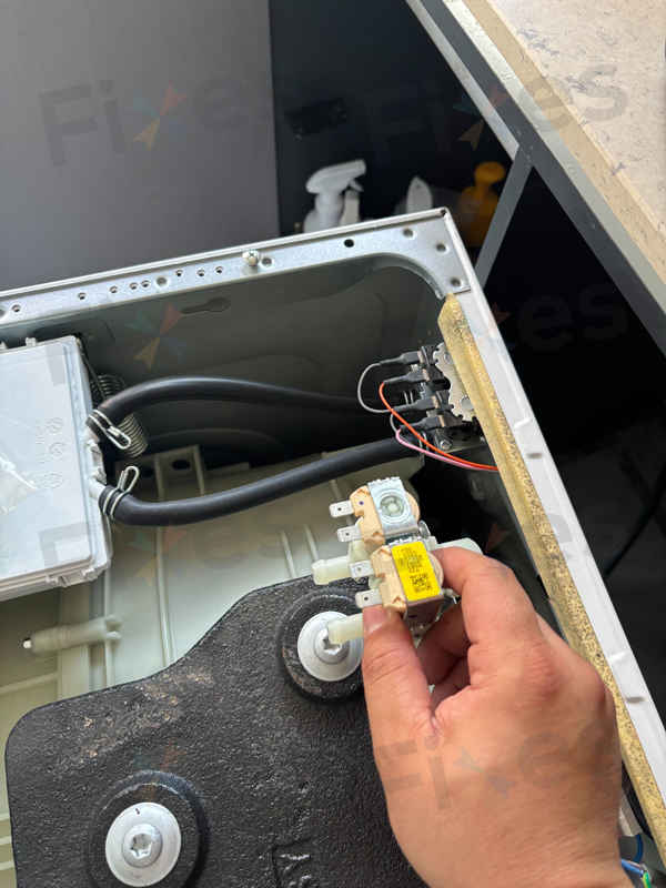 搬新居僅用四次就遇E11？這部惠而浦FRAL系列洗衣機入水緩慢原因解析 💧
