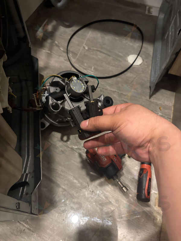 3大現場關鍵步驟：同日解決這部Bosch WKD系列洗衣機E12故障🛠️