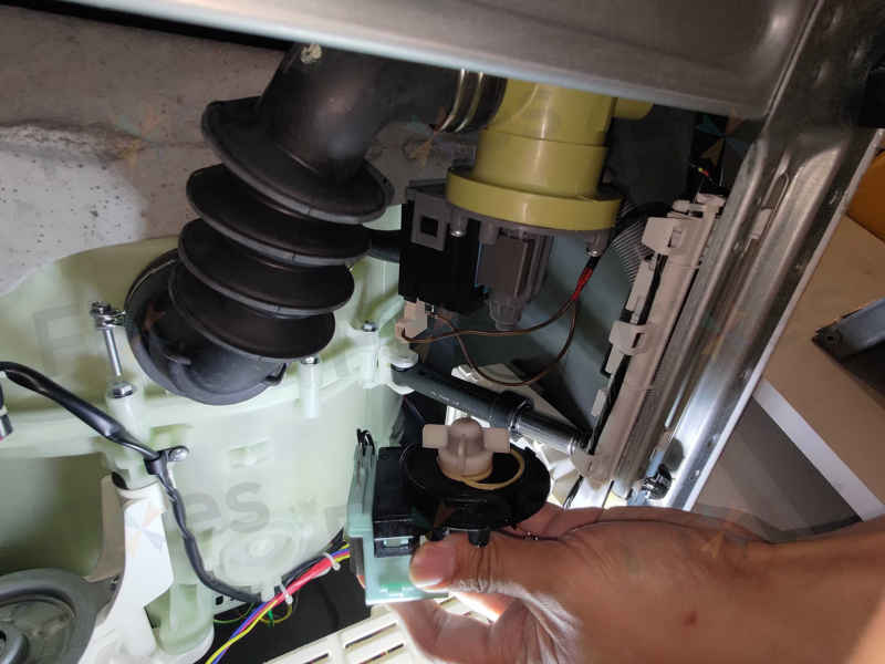 惠而浦洗衣機發出異響伴隨E12故障碼,原來是這個小物件作怪 📎