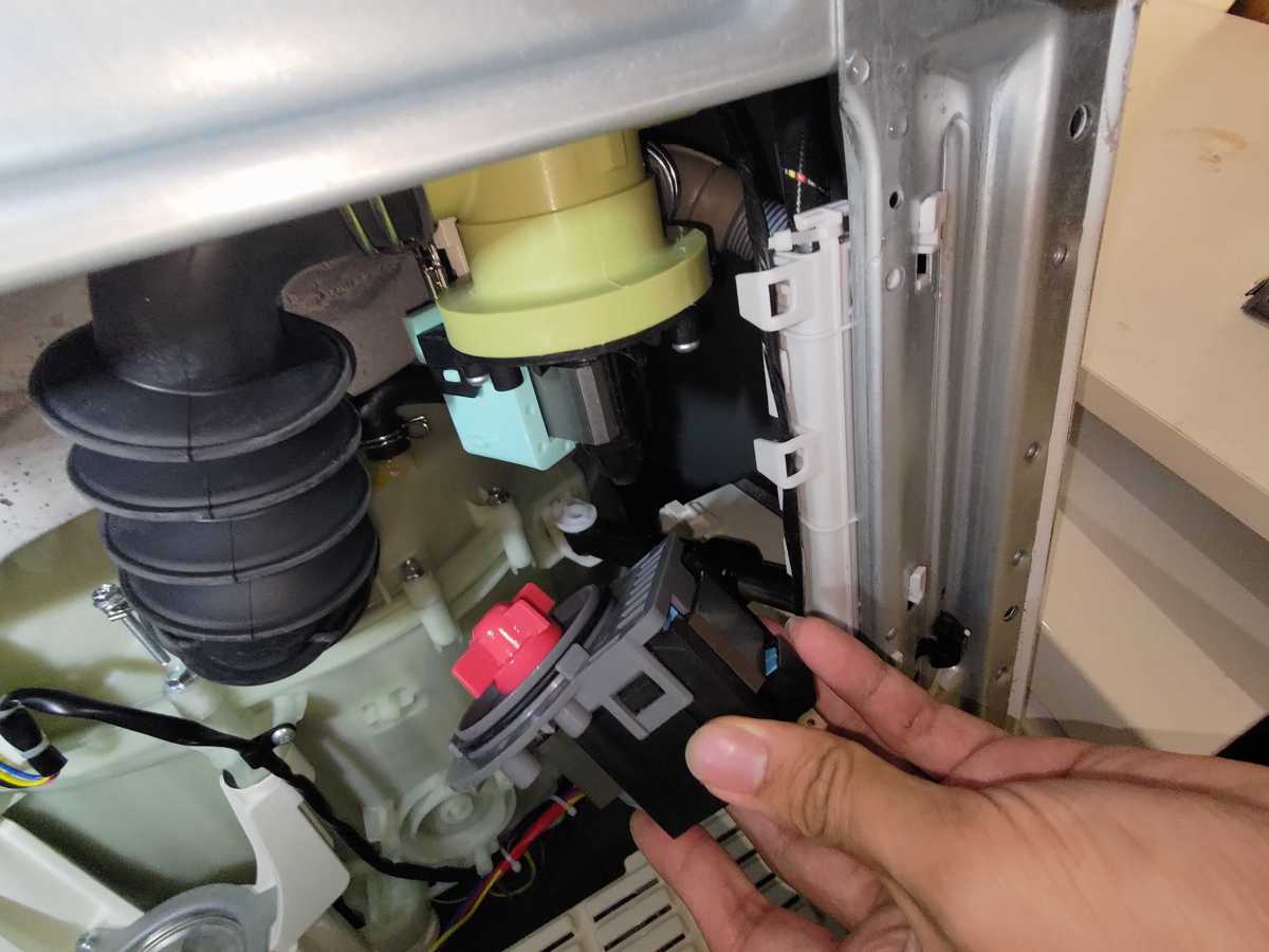 惠而浦洗衣機發出異響伴隨E12故障碼,原來是這個小物件作怪 📎