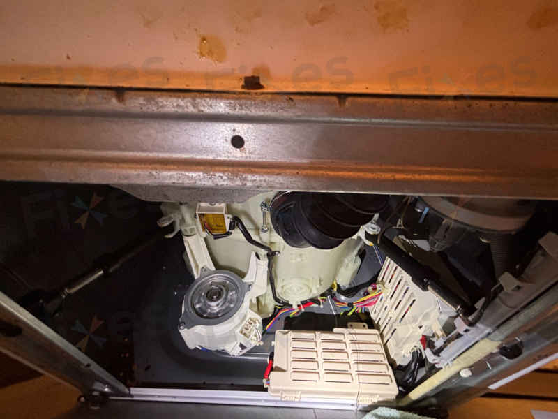 衣領膠片作怪？一個意想不到的惠而浦洗衣機E12故障原因 🕵️