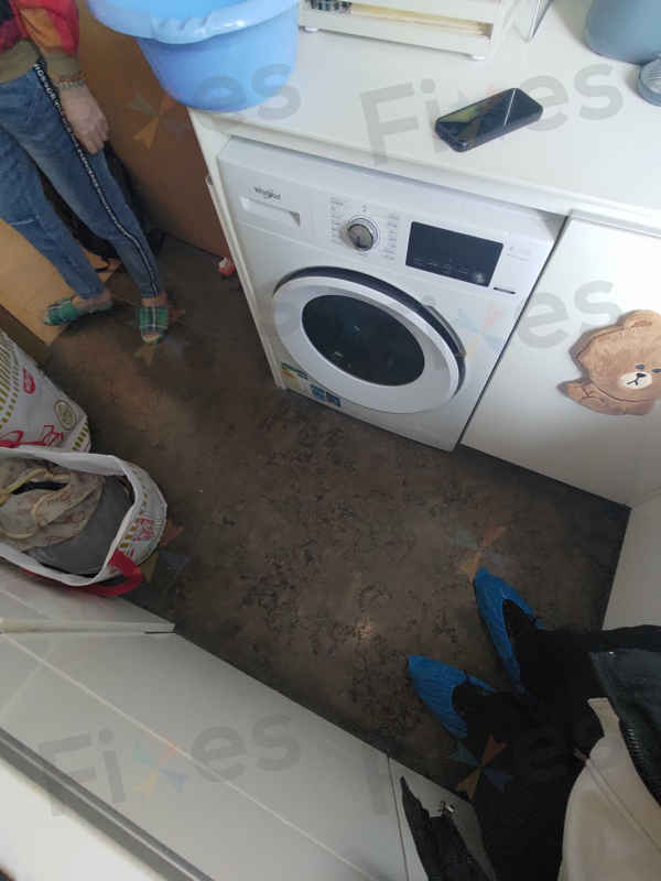 衣物碎片卡住排水泵？解開這部惠而浦洗衣機的E12故障之謎 🌊