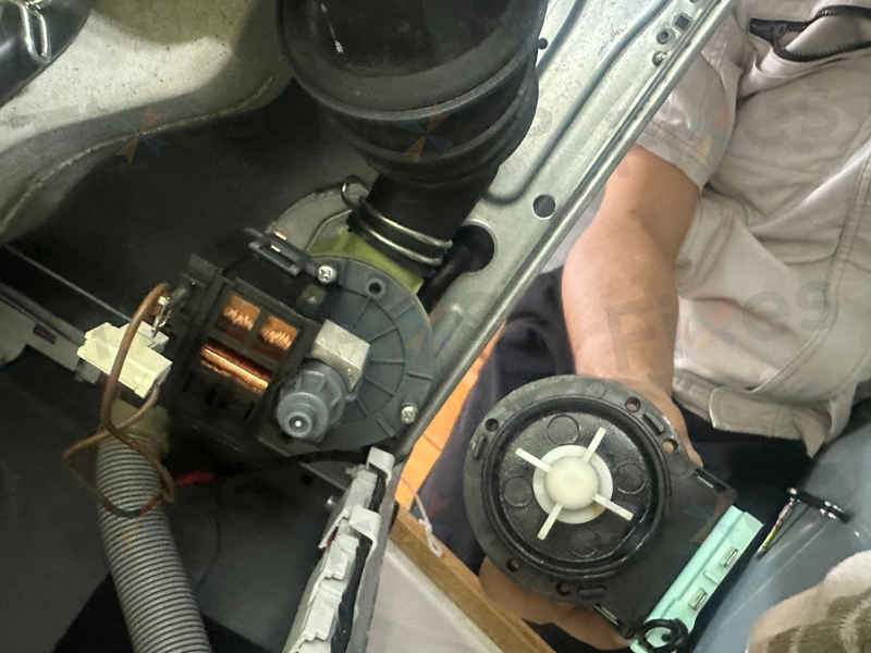 出現故障碼E12,無法正常排水💧Whirlpool惠而浦前置式洗衣機 FRAL80111