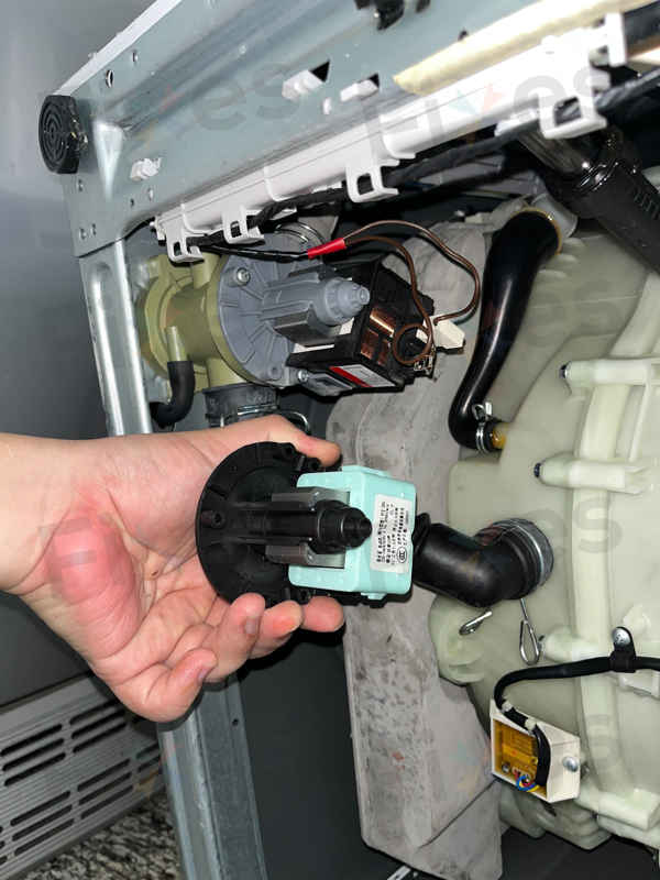 出現故障碼E12，排水問題🌀Whirlpool惠而浦前置式洗衣機 FRAL80211