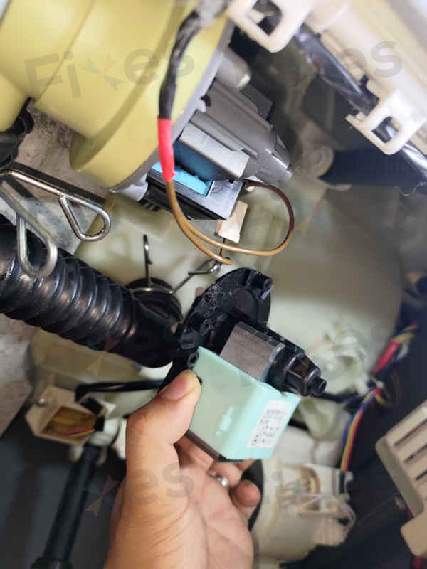 橡筋卡住排水泵?修復這部惠而浦FRAL系列洗衣機E12故障的關鍵發現 💡