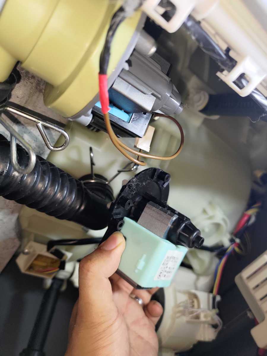 橡筋卡住排水泵?修復這部惠而浦FRAL系列洗衣機E12故障的關鍵發現 💡