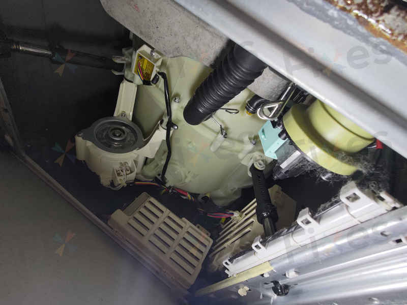 橡筋卡住排水泵?修復這部惠而浦FRAL系列洗衣機E12故障的關鍵發現 💡