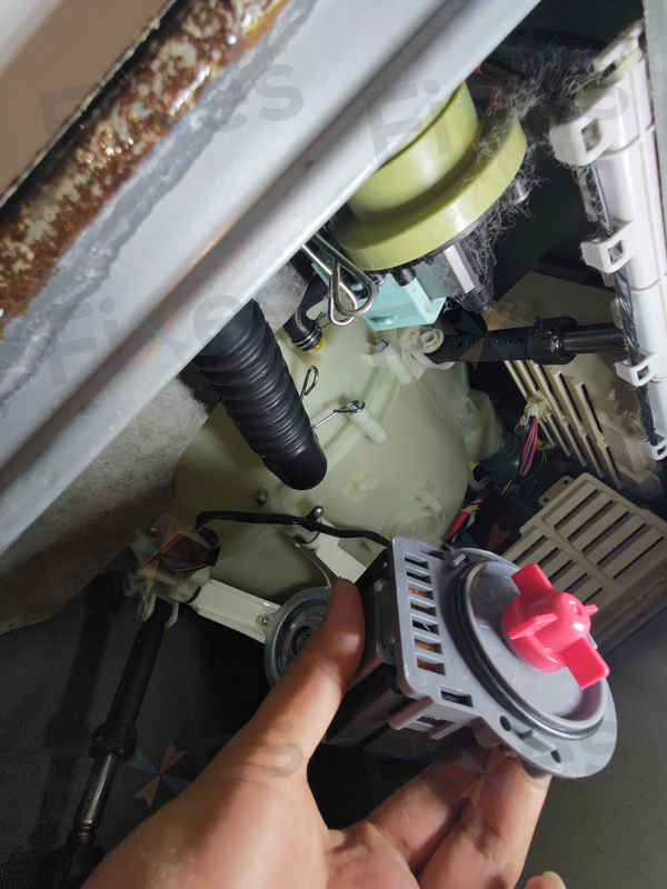橡筋卡住排水泵?修復這部惠而浦FRAL系列洗衣機E12故障的關鍵發現 💡
