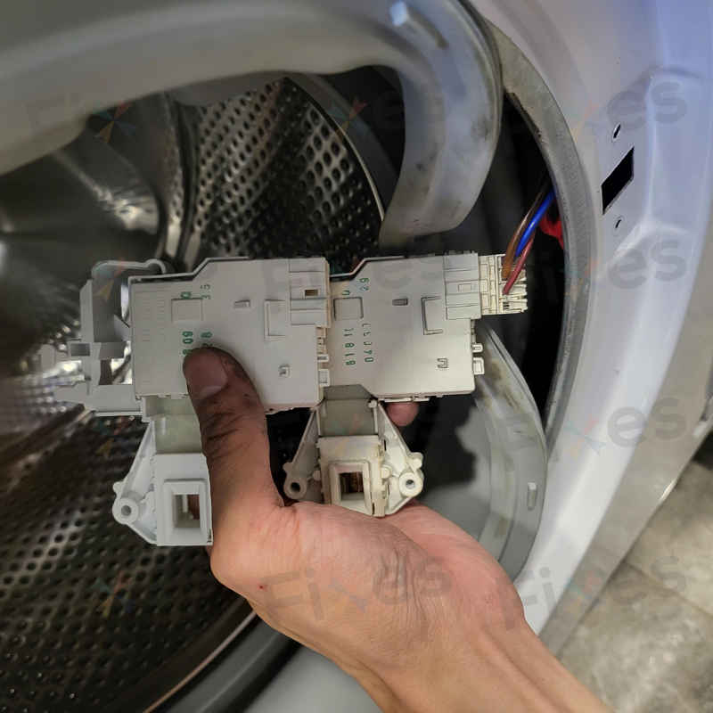 出現故障碼E12及E13🚨 GAGGENAU前置式洗衣機 WD200140/07
