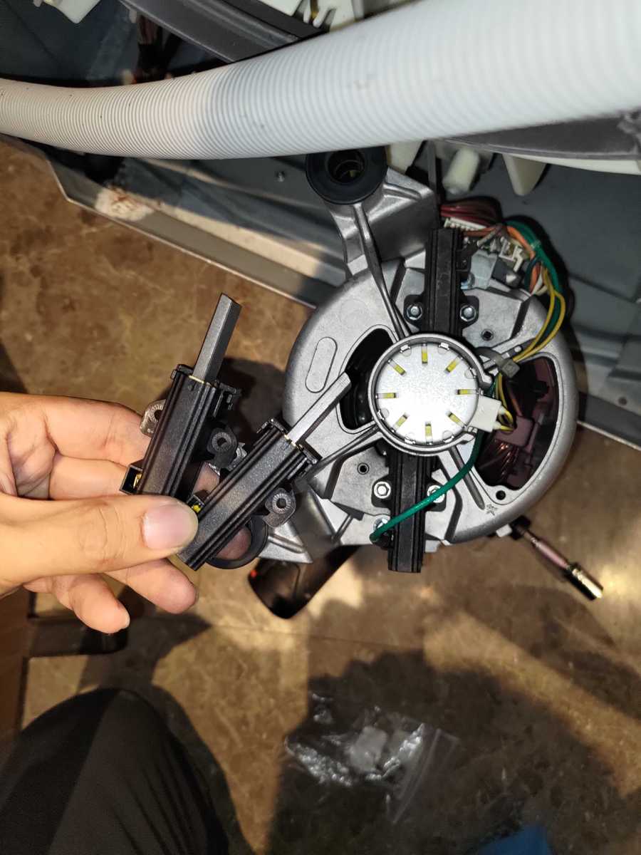 這部每天使用的GAGGENAU WD系列洗衣機突然跳出E12?原來是這個摩打相關零件耗損了 ⚡