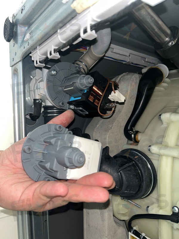 出現故障碼E12，排水異常😮Whirlpool惠而浦前置式洗衣機 WRAL85411