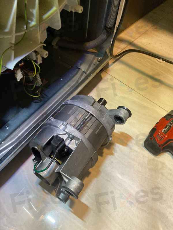 碳刷耗盡引發E12故障？這部西門子洗衣機的診斷結果 🔍