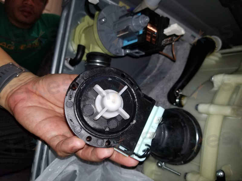 出現故障碼E12,更換排水泵🔍Whirlpool惠而浦前置式洗衣機 FRAL80111