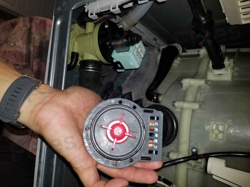 出現故障碼E12,更換排水泵🔍Whirlpool惠而浦前置式洗衣機 FRAL80111