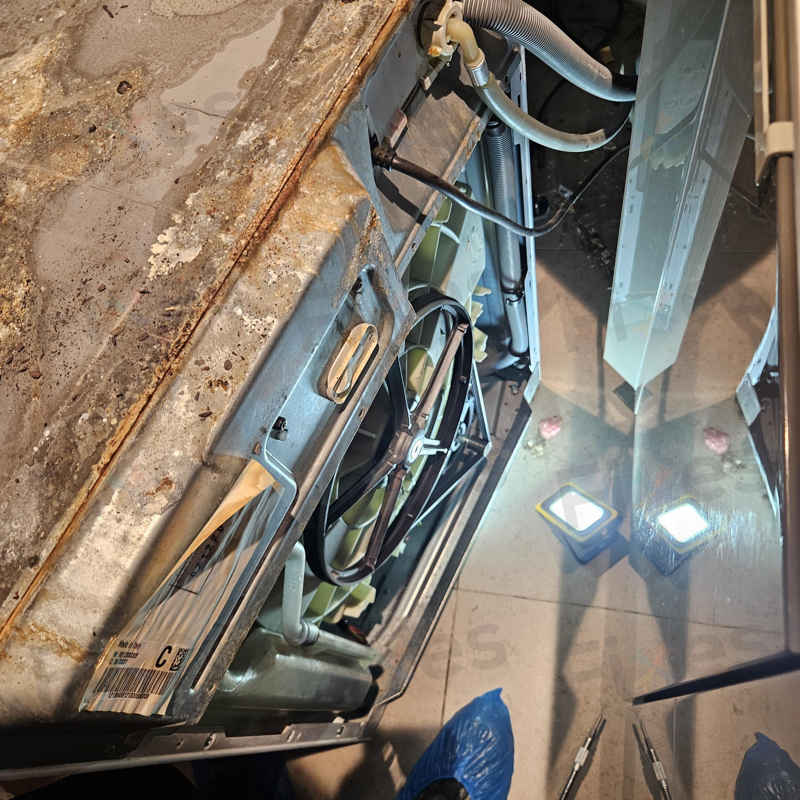 狹窄廚房空間挑戰:師傅如何拆解這部西門子WD系列洗衣機更換碳刷 💪