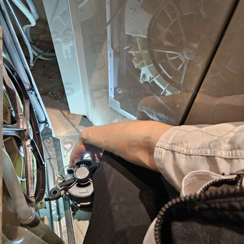 狹窄廚房空間挑戰:師傅如何拆解這部西門子WD系列洗衣機更換碳刷 💪
