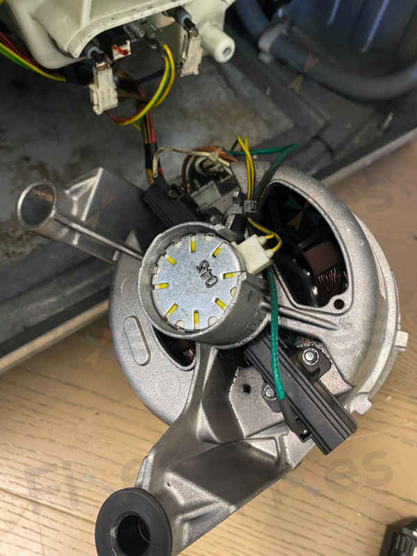 這部西門子WM系列洗衣機E12故障碼一年內再現？師傅拆開碳刷發現驚人真相 🔍