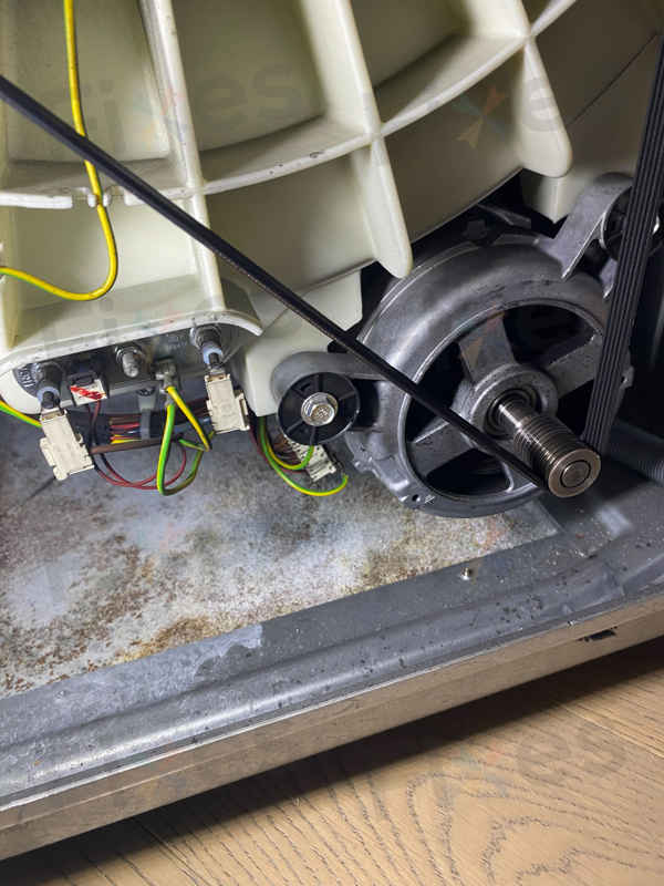 這部西門子WM系列洗衣機E12故障碼一年內再現？師傅拆開碳刷發現驚人真相 🔍