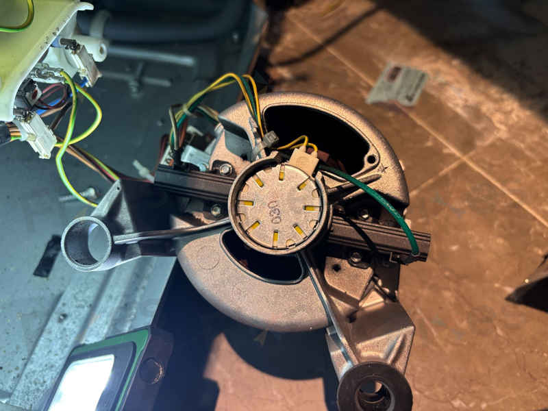 這部西門子WK系列洗衣機E12故障碼閃現,碳刷耗盡讓滾筒停擺⚡
