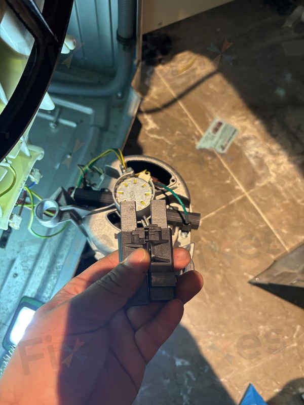 這部西門子WK系列洗衣機E12故障碼閃現,碳刷耗盡讓滾筒停擺⚡