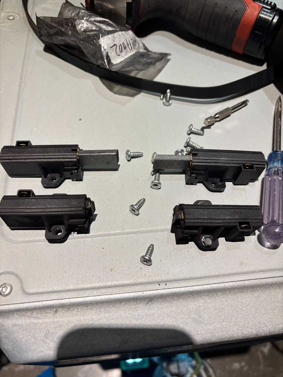 這部西門子WK系列洗衣機E12故障碼閃現,碳刷耗盡讓滾筒停擺⚡