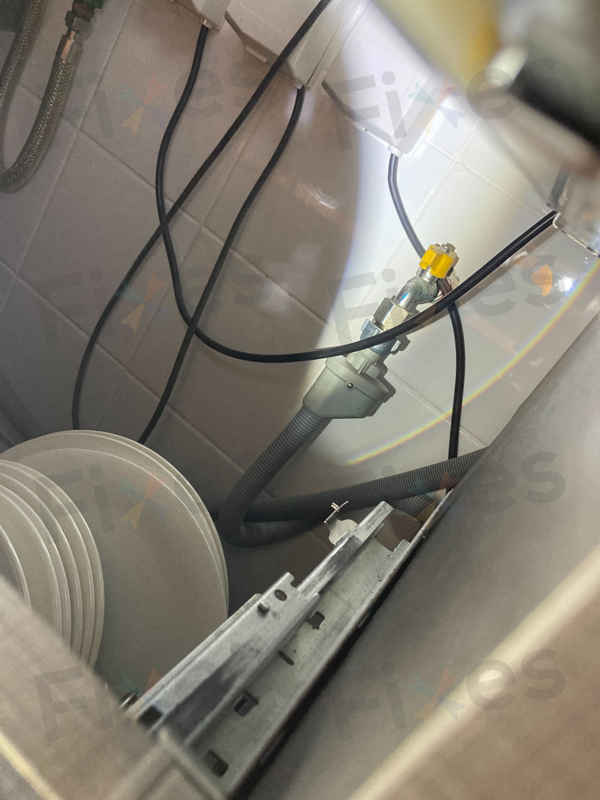 E12故障碼讓洗衣日大亂，這部西門子WK系列洗衣機如何靠一對碳刷重生 🎈