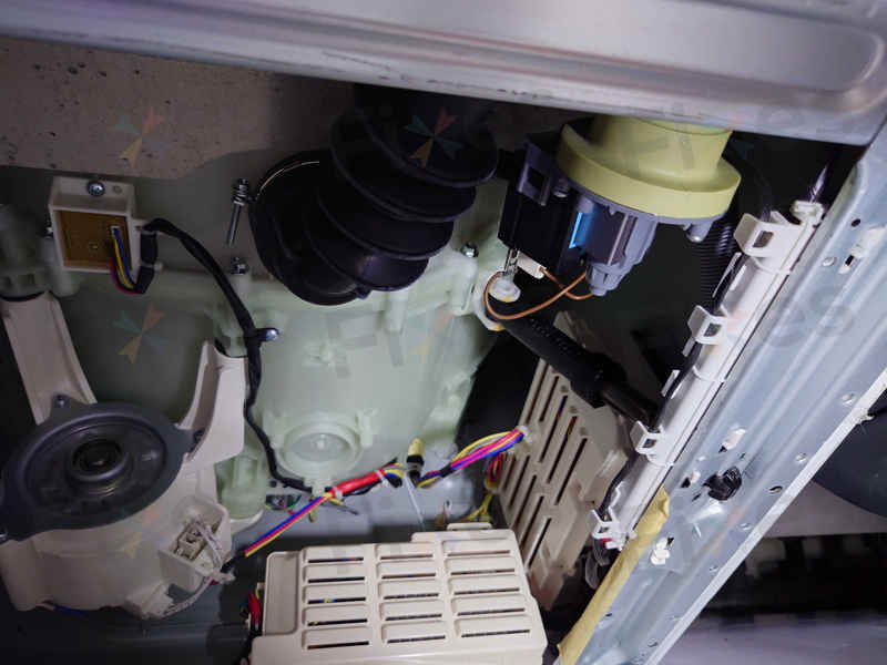 口袋裡的髮夾惹禍？這部Whirlpool FRAL系列洗衣機E12故障碼揭示真相 🔍