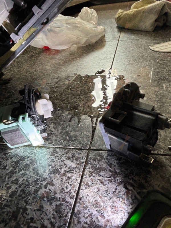 街師傅清理排水管無效!這部惠而浦FRAL系列洗衣機E12故障碼需要更換排水泵 💧