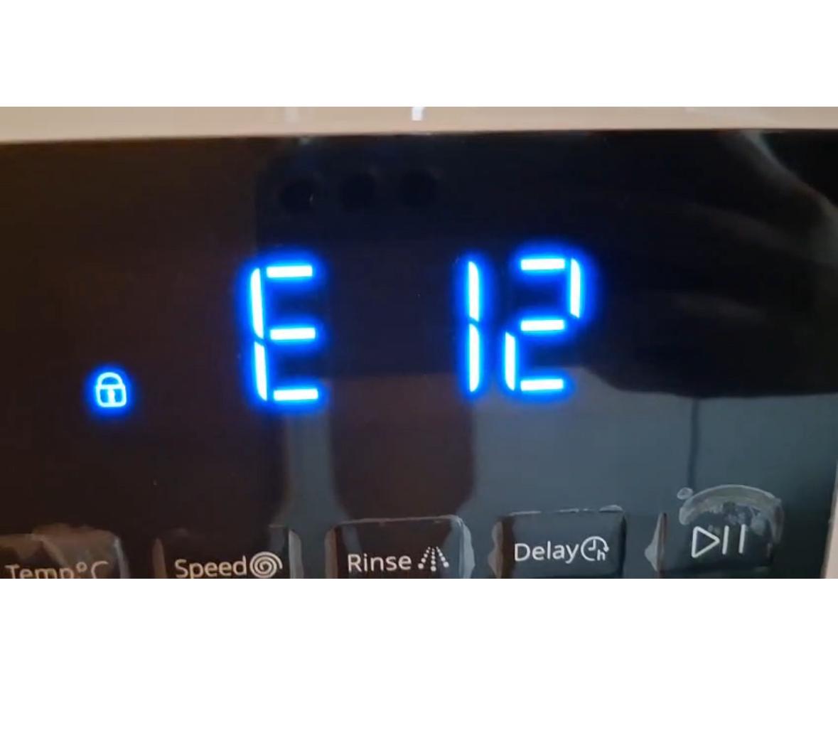 街師傅清理排水管無效!這部惠而浦FRAL系列洗衣機E12故障碼需要更換排水泵 💧