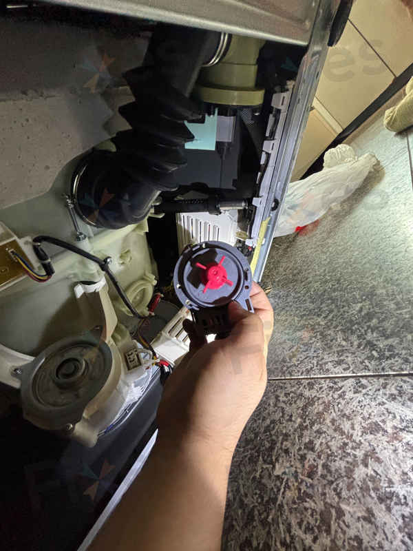 街師傅清理排水管無效!這部惠而浦FRAL系列洗衣機E12故障碼需要更換排水泵 💧
