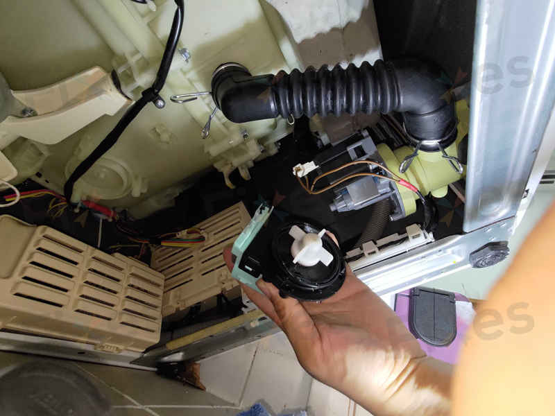 這部惠而浦FRAL系列洗衣機不排水並出現E12的原因,竟是意想不到的小物作祟 🌊