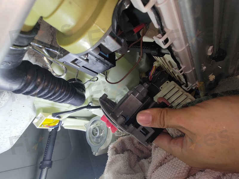 這部惠而浦WRAL系列洗衣機E12故障碼重現,褲頭帶纏繞排水泵的驚人發現 🔍