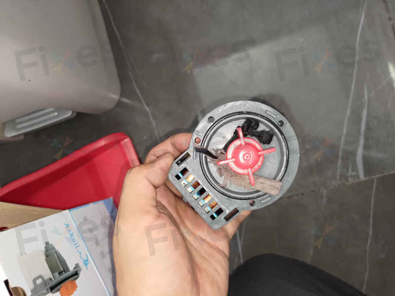 這部惠而浦WRAL系列洗衣機E12故障碼重現,褲頭帶纏繞排水泵的驚人發現 🔍