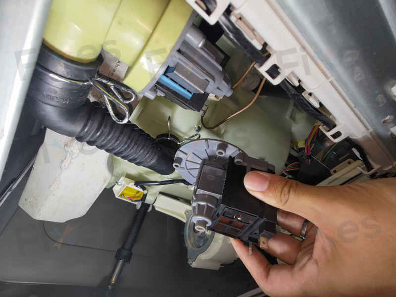 這部惠而浦WRAL系列洗衣機E12故障碼重現,褲頭帶纏繞排水泵的驚人發現 🔍